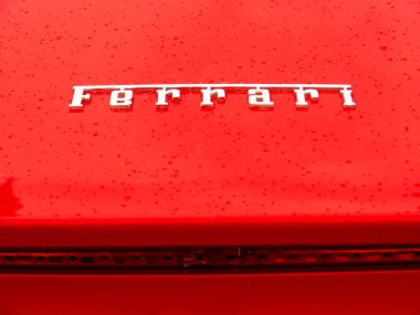 Bir Ferrari spor otomobil logosu