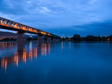 Budapeşte Macaristan Tuna nehri ve Tren köprüsü görünümü