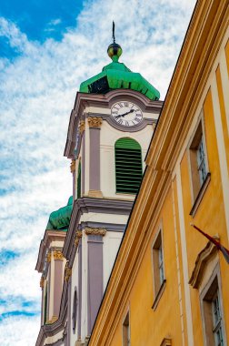 Szekesfehervar'daki Sarnıç kilisesine bakış