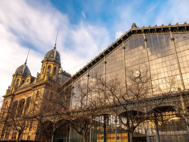 Budapeşte'deki Nyugati Tren İstasyonu'nun önünden manzara