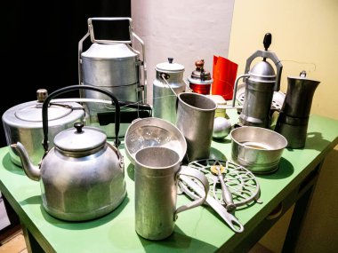 Retro alüminyum mutfak aletlerine bakış