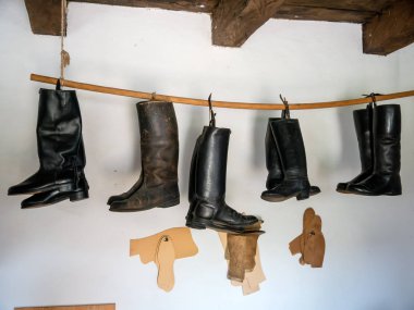 Asılmış deri çizmeler görünümü