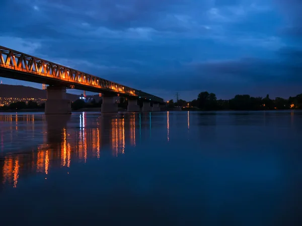 Vista sobre o rio Danúbio e a ponte ferroviária em Budapeste Hungar — Fotografia de Stock