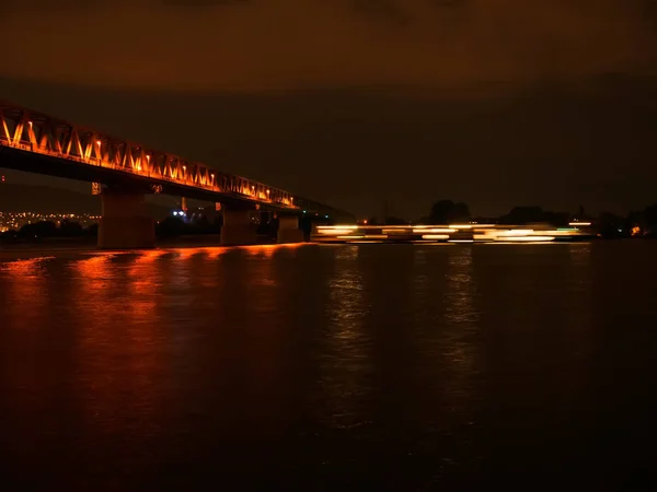 Budapeşte Macaristan Tuna nehri ve Tren köprüsü görünümü — Stok fotoğraf