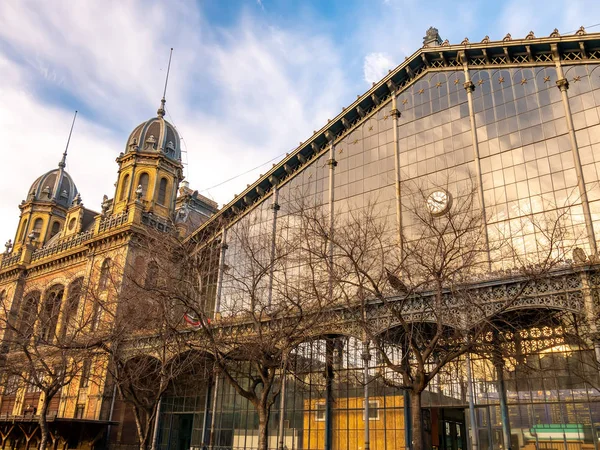 Budapeşte'deki Nyugati Tren İstasyonu'nun önünden manzara