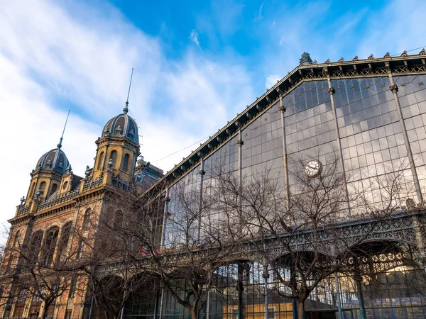 Budapeşte'deki Nyugati Tren İstasyonu'nun önünden manzara
