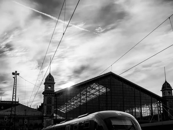 Vista trasera de la estación de tren de Nyugati en Budapest — Foto de Stock