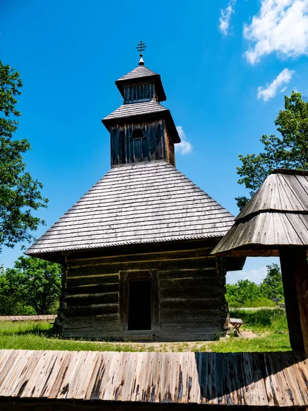 Vista su una chiesa cattolica greca in una giornata di sole — Foto Stock