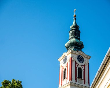 Szentendre güneşli bir günde bir Katolik kilisesi görünümü