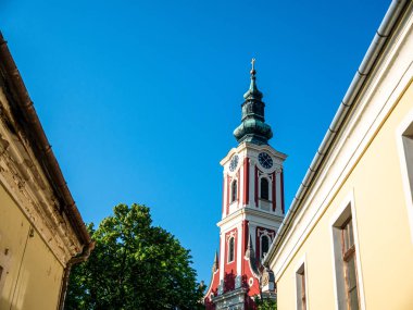 Szentendre güneşli bir günde bir Katolik kilisesi görünümü