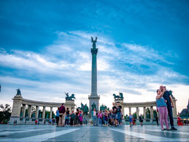 Budapeşte Kahramanlar Meydanı'nda turistlerin görünümü, Macaristan o