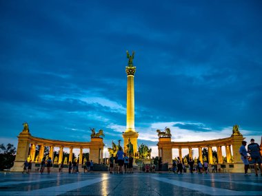 Budapeşte Kahramanlar Meydanı'nda turistlerin görünümü, Macaristan o