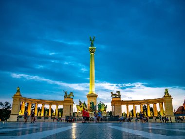 Budapeşte Kahramanlar Meydanı'nda turistlerin görünümü, Macaristan o
