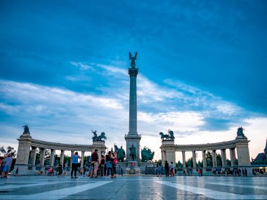Budapeşte Kahramanlar Meydanı'nda turistlerin görünümü, Macaristan o