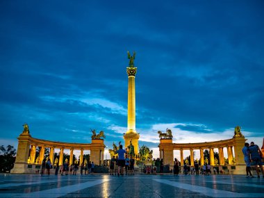 Budapeşte Kahramanlar Meydanı'nda turistlerin görünümü, Macaristan o