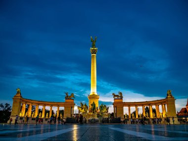 Budapeşte Kahramanlar Meydanı'nda turistlerin görünümü, Macaristan o