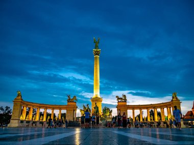 Budapeşte Kahramanlar Meydanı'nda turistlerin görünümü, Macaristan o