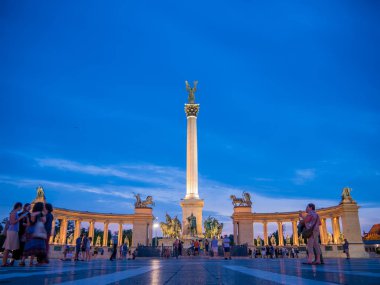 Budapeşte Kahramanlar Meydanı'nda turistlerin görünümü, Macaristan o