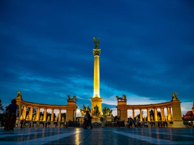 Budapeşte Kahramanlar Meydanı'nda turistlerin görünümü, Macaristan o