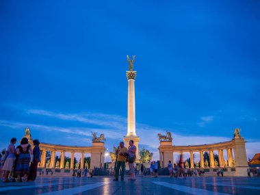 Budapeşte Kahramanlar Meydanı'nda turistlerin görünümü, Macaristan o