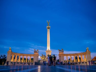 Budapeşte Kahramanlar Meydanı'nda turistlerin görünümü, Macaristan o