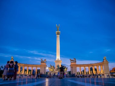 Budapeşte Kahramanlar Meydanı'nda turistlerin görünümü, Macaristan o