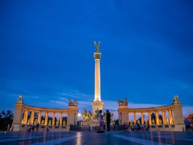 Budapeşte Kahramanlar Meydanı'nda turistlerin görünümü, Macaristan o