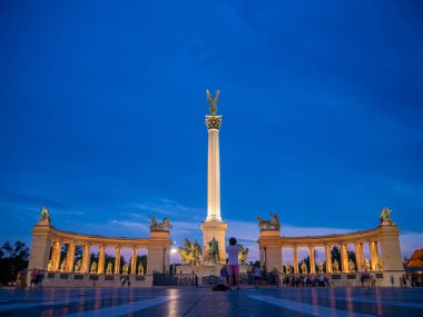 Budapeşte Kahramanlar Meydanı'nda turistlerin görünümü, Macaristan o