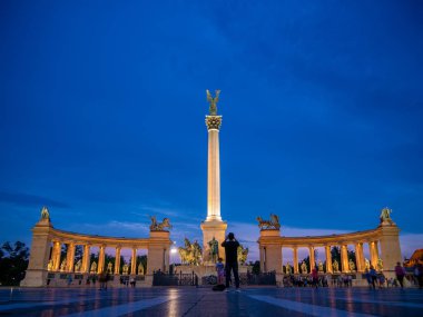 Budapeşte Kahramanlar Meydanı'nda turistlerin görünümü, Macaristan o