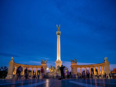 Budapeşte Kahramanlar Meydanı'nda turistlerin görünümü, Macaristan o