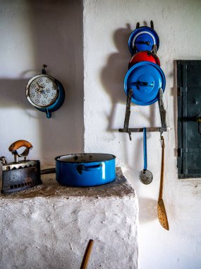 Geleneksel macar pise evinde şömine görünümü