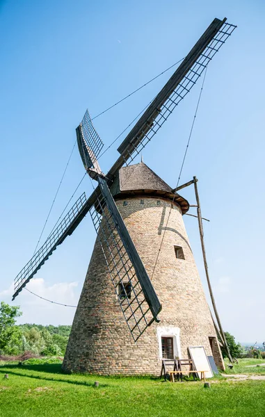 Uitzicht op een traditionele windmolen in Szentedre — Stockfoto