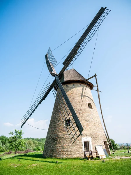 Szentedre'de geleneksel yel değirmenine bakış