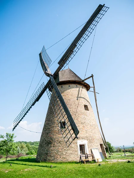 Uitzicht op een traditionele windmolen in Szentedre — Stockfoto