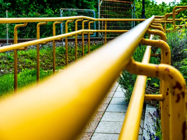 View on a yellow railing of a sidewalk — Stock Photo, Image