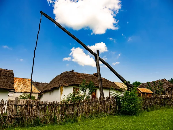 Pohled na tradiční dobře a maďarsky Pise domy v Szentend — Stock fotografie