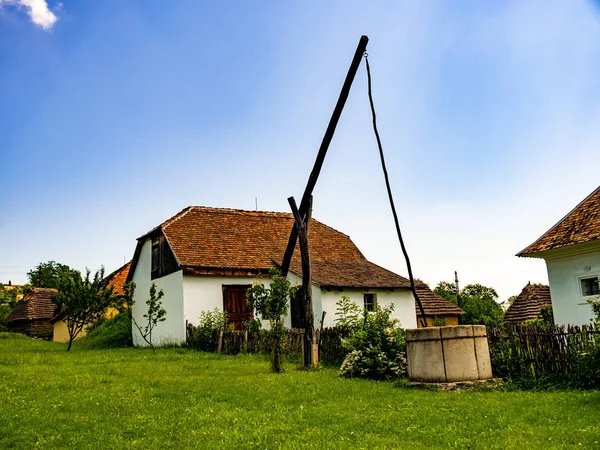 Pohled na tradiční dobře a maďarsky Pise domy v Szentend — Stock fotografie