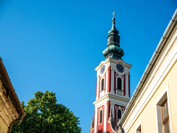 Vista de una iglesia católica en un día soleado en Szentendre —  Fotos de Stock