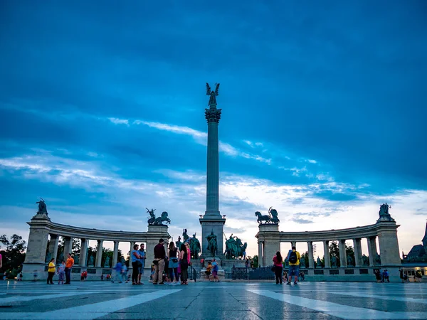 Budapeşte Kahramanlar Meydanı'nda turistlerin görünümü, Macaristan o