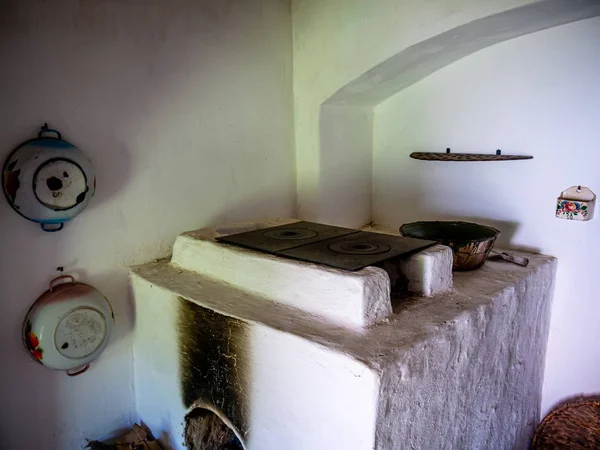 Vista em uma lareira em uma casa de pise húngara tradicional — Fotografia de Stock