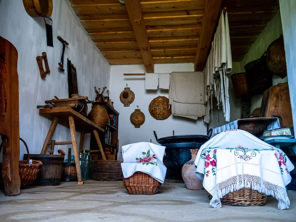 Vista em uma despensa tradicional de uma casa de pise — Fotografia de Stock