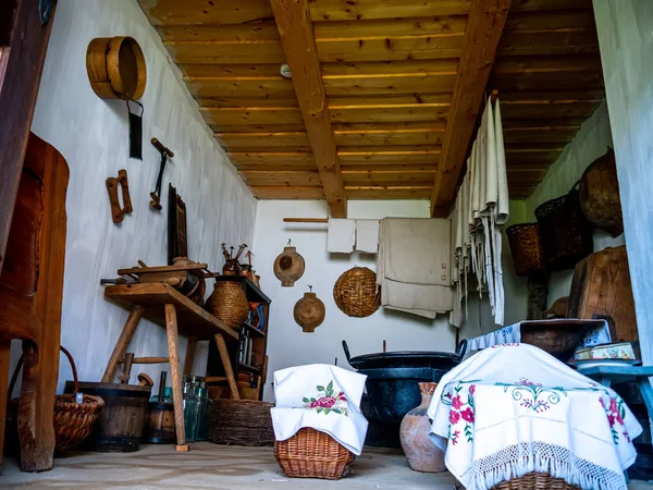 Vista em uma despensa tradicional de uma casa de pise — Fotografia de Stock