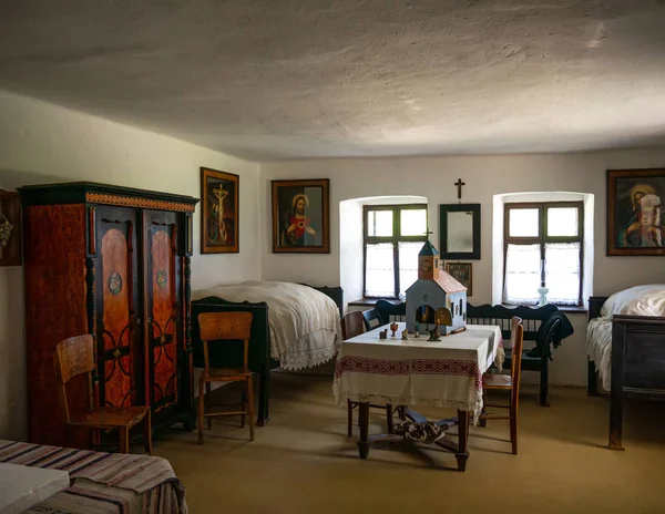 Vista sobre um quarto de uma tradicional casa de pise húngara — Fotografia de Stock