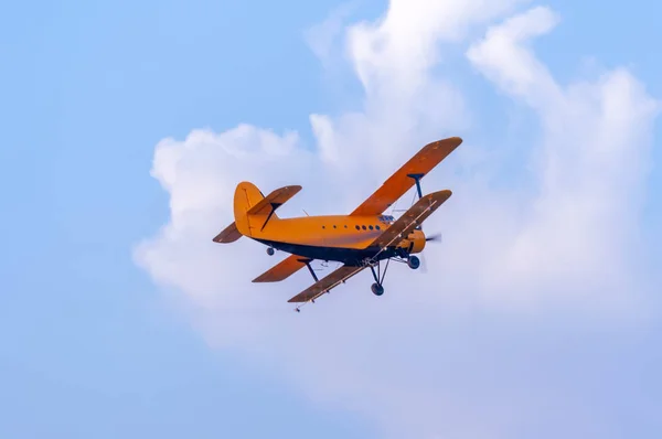 Visa på ett gammalt flygplan som flyger againtst den blå himlen — Stockfoto