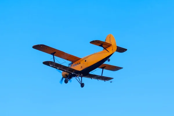 Vista em um velho avião voando contra o céu azul — Fotografia de Stock