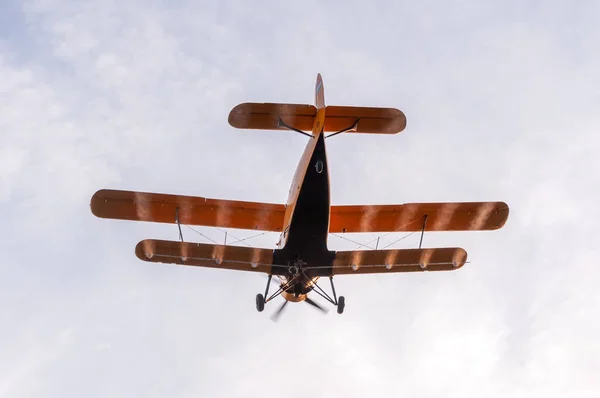 Blick auf ein altes Flugzeug während des Sonnenuntergangs — Stockfoto