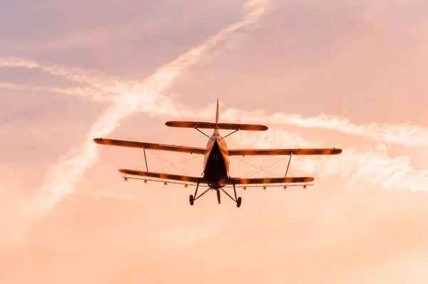 Pohled na staré letadlo plující během západu slunce — Stock fotografie