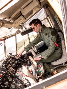 Kokpitte oturan yakışıklı bir genç pilot