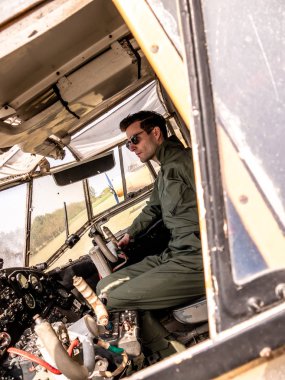 Kokpitte oturan yakışıklı bir genç pilot