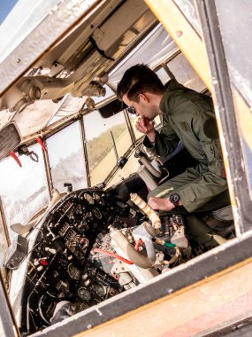 Kokpitte oturan yakışıklı bir genç pilot